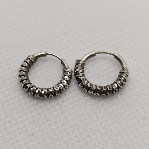Small  925 Huggie earrings - Picture 1 of 3